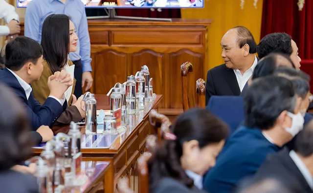 Mai Phương Thúy trao 20 tỷ đồng chống Covid-19
'Hoa hậu Mai Phương Thúy đại diện một công 