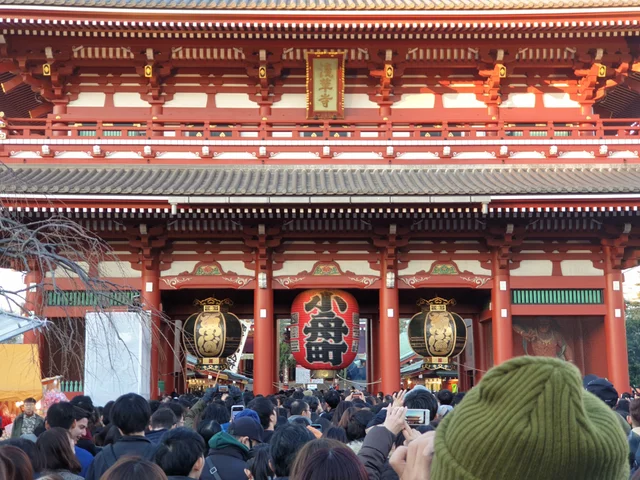 1月1日に金龍山浅草寺で見物をしました.
Tham quan chùa senso-ji ngày đầu năm😀 