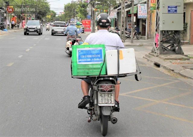 Ấm lòng những suất cơm miễn phí ship tận nơi cho người nghèo ở Đà Nẵng trong mùa dịch Covi