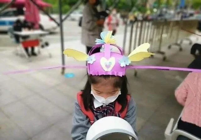 Một trường tiểu học ở Chiết Giang đã nghĩ ra cách cho các bé học sinh đội mũ phỏng theo mũ