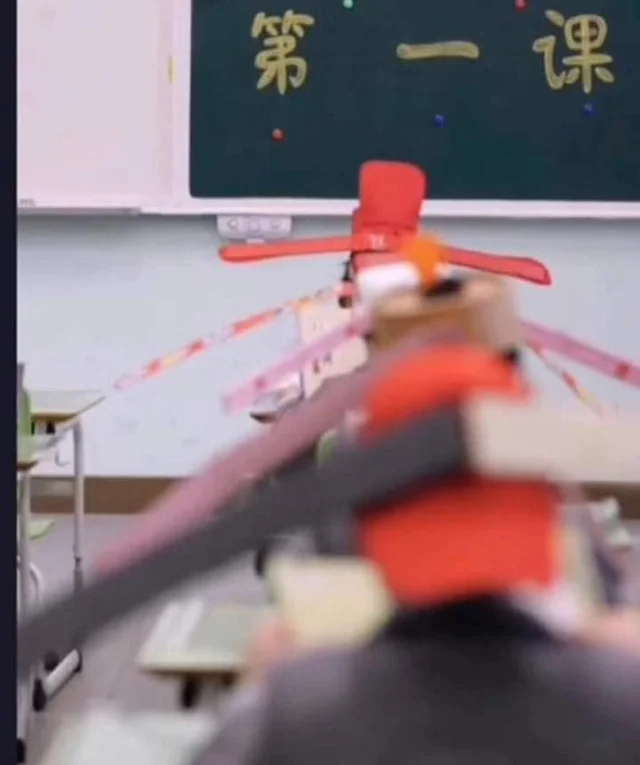 Một trường tiểu học ở Chiết Giang đã nghĩ ra cách cho các bé học sinh đội mũ phỏng theo mũ