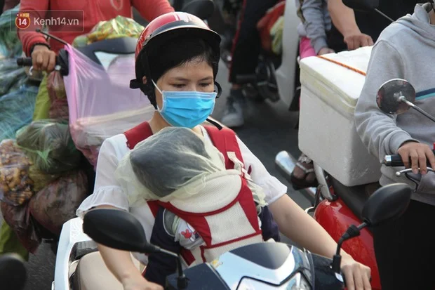 Người dân vội vã đi làm, học sinh quay trở lại trường học khiến đường Sài Gòn "kẹt xe khôn