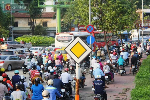 Người dân vội vã đi làm, học sinh quay trở lại trường học khiến đường Sài Gòn "kẹt xe khôn