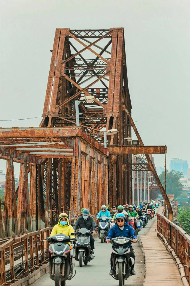 Cầu Long Biên - chứng nhân lịch sử...
Cầu Long Biên được Pháp bắt đầu xây dựng từ năm 1898
