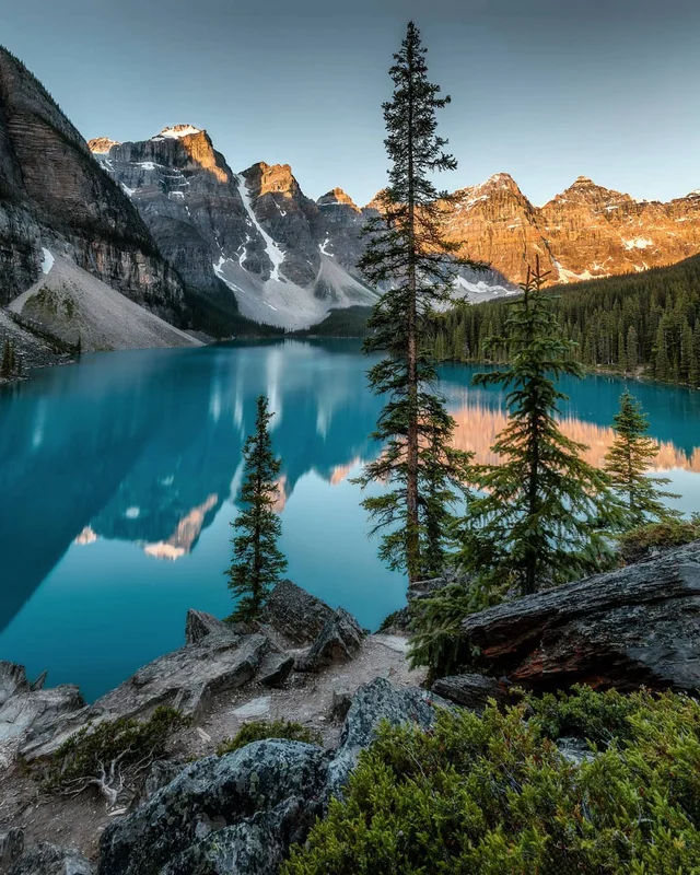 ➤ Moraine Lake is a glacially-fed lake in Banff National Park, 14 kilometres (8.7 mi) outs