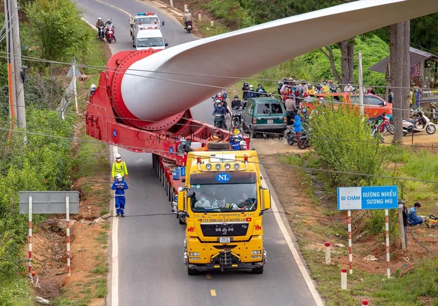Chiếc cánh đầu tiên của điện gió Cầu Đất được vận chuyển thành công từ Cam Ranh đến Cầu Đấ