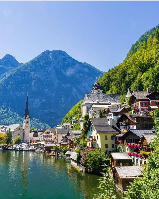 📝 Hallstatt is a village on Lake Hallstatt's western shore in Austria's mountainous Salzk