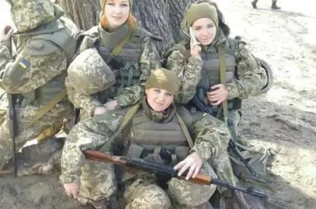 nữ quân nhân Ukrine trong cuộc đối đầu với quân Rusia
