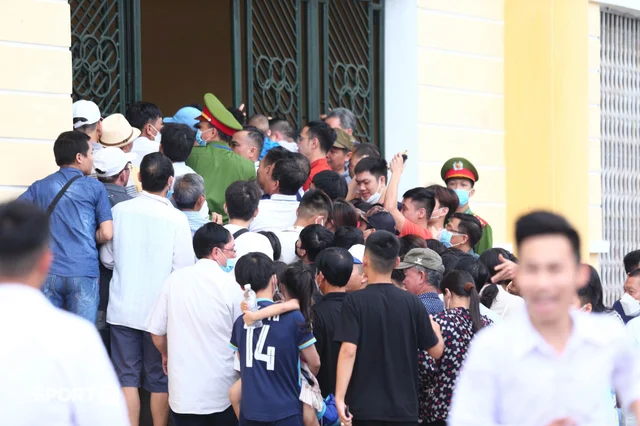 CĐV Nam Định ùn ùn kéo đến, phủ kín sân Thiên Trường xem trận bán kết U23 Thái Lan vs U23 