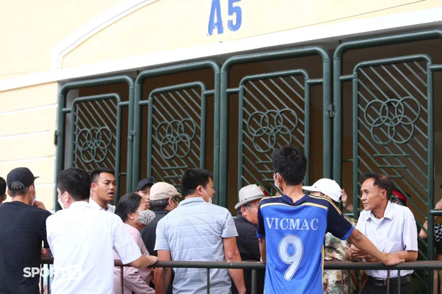 CĐV Nam Định ùn ùn kéo đến, phủ kín sân Thiên Trường xem trận bán kết U23 Thái Lan vs U23 