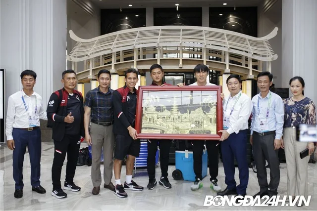 Đội tuyển U23 Thái Lan và U23 Indonesia trong ngày chia tay TP Nam Định đã được tặng món q
