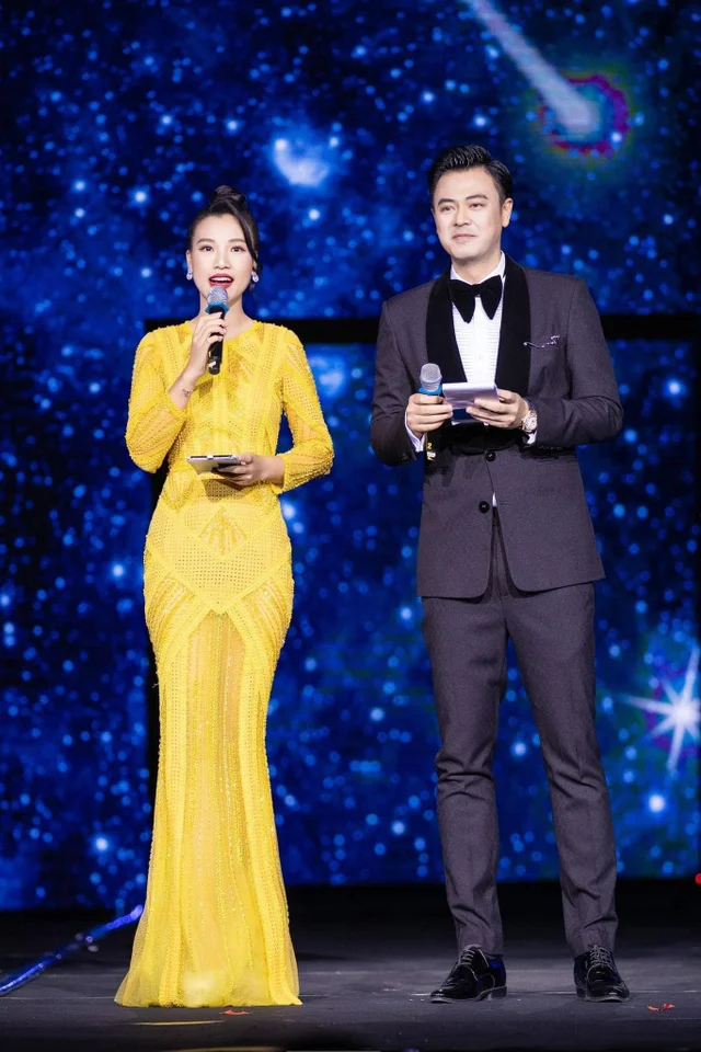 ✨ Á hậu Hoàng Oanh khoe dáng nóng bỏng, dẫn Gala SEA Games 31 cùng MC Tuấn Tú ✨