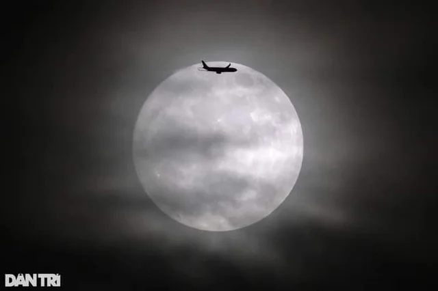 Khoảnh khắc "siêu trăng sấm" ấn tượng trên bầu trời Hà Nội.
___
Ảnh: Tiến Tuấn/ báo Dân tr
