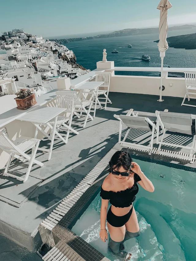 Hè này không đi biển thật có lỗi với mẹ thiên nhiên 🌊😆

🔸 Santorini luôn là một trong n