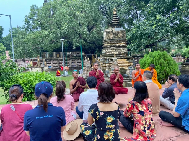 Chúng tôi đã đến Đền Mahabodhi có nghĩa : " Đại Giác Ngộ Tự" là 1 ngôi chùa ở Bodh Gaya, n