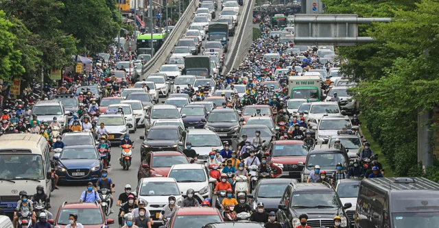 Đường phố Hà Nội và TP Hồ Chí Minh kẹt cứng người và xe ngày đầu đi làm trở lại.
Ngày đầu 