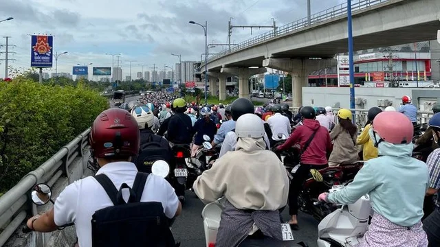 Đường phố Hà Nội và TP Hồ Chí Minh kẹt cứng người và xe ngày đầu đi làm trở lại.
Ngày đầu 