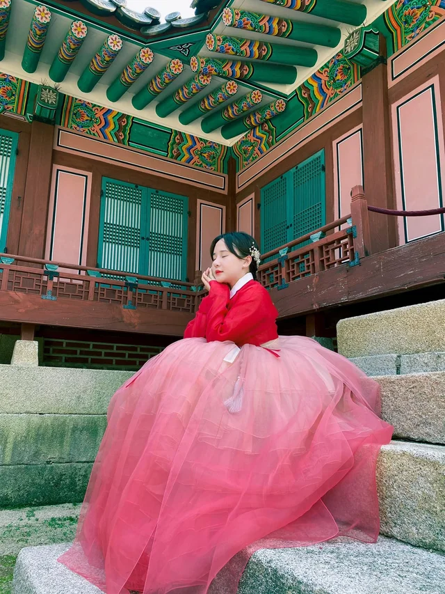 “Khi bạn đến Hàn Quốc nhất định phải mặc Hanbok một lần…..”
🍂🍂🍁🍁
----------
Cre: Vũ Ng