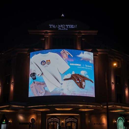 Chiếc billboard được checkin ngập tràn ngày hôm nayyyyy
Mai đẹt-ti-ni Levents x Doraemon