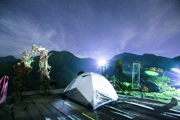 Camping trên mây ở cổng trời Ô Quy Hồ
Sau khi ngắm hoàng hôn, thay vì chạy về trung tâm Sa
