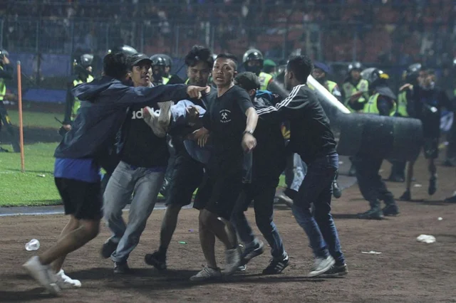 At least 125 dead in riots at Indonesian soccer match
---------------------
⚽ At least 125
