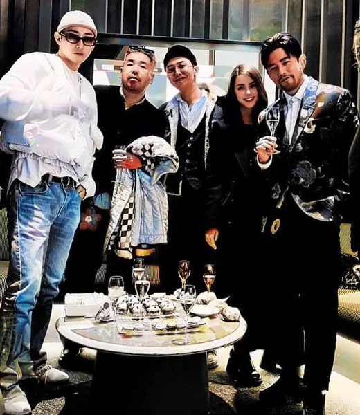 G-Dragon, Lee Soo Hyuk chung khung hình cùng vợ chồng “Thiên vương làng nhạc Đài Loan” Châ