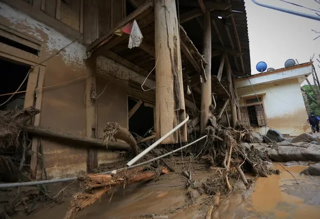🌊 Hình ảnh tan hoang sau trận lũ quét kinh hoàng ở Nghệ An

👉 Trận lũ quét kinh hoàng qu