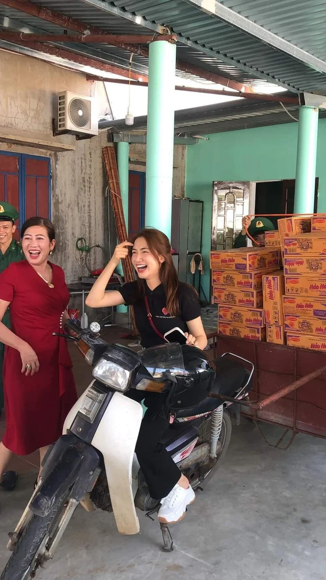 Hoà Minzy đang có hoạt động thiện nguyện tại Cửa Việt. 🤣
----
Cre: Mèo Đen