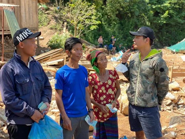Sau Quảng Nam, MC Phan Anh tiếp tục có mặt ở Kỳ Sơn - Nghệ An để hỗ trợ bà con!
Cre: Bật M