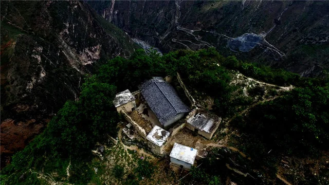 "Bắc thang lên hỏi dân làng"
Atule’er, ngôi làng 200 tuổi ở tỉnh Tứ Xuyên, từng nổi đình đ