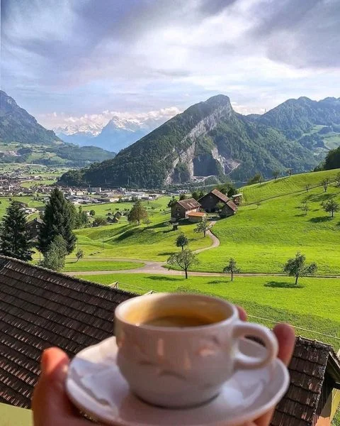 Buổi sáng ở Thuỵ Sĩ chỉ toàn là yên bình 🌈🌈
Ảnh: Sưu tầm