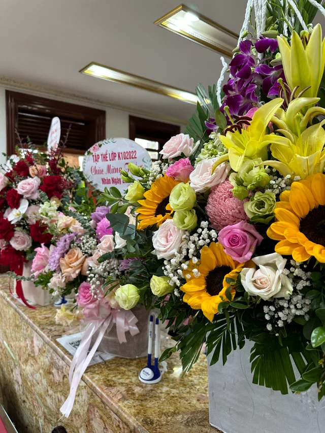 Rất hạnh phúc vì được nhận nhiều bó hoa tươi thắm này trong dịp Ngày Nhà Giáo Việt Nam các