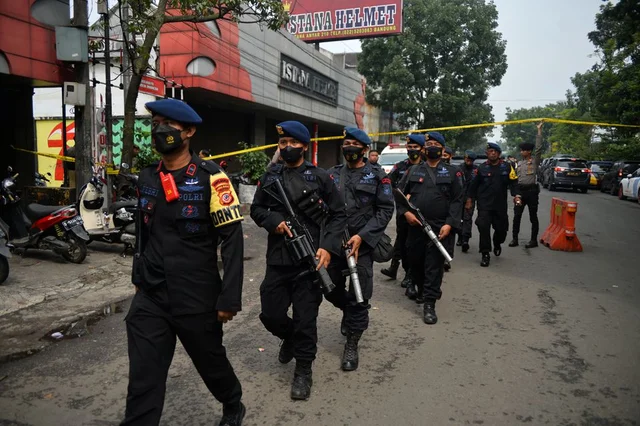 🔥 Suspected suicide blast at Indonesian police station kills two 🔥
---------------------