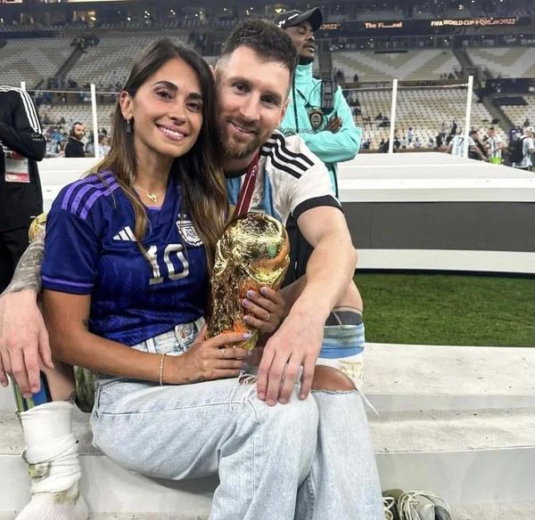Trên sân cỏ Messi là Nhà Vô Địch 🏆🏆🏆
Ngoài sân cỏ, anh lại là người chồng, người cha mẫ