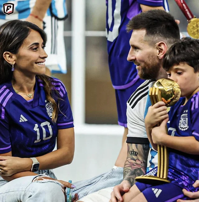 Trên sân cỏ Messi là Nhà Vô Địch 🏆🏆🏆
Ngoài sân cỏ, anh lại là người chồng, người cha mẫ