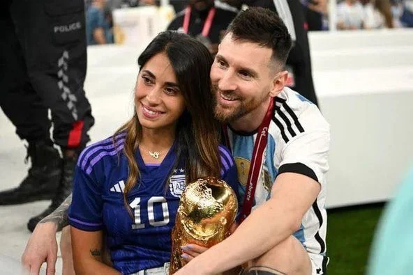 Khoảnh khắc tình nhất World Cup 2022: Messi hạnh phúc ôm vợ và cúp vàng thế giới vào lòng 