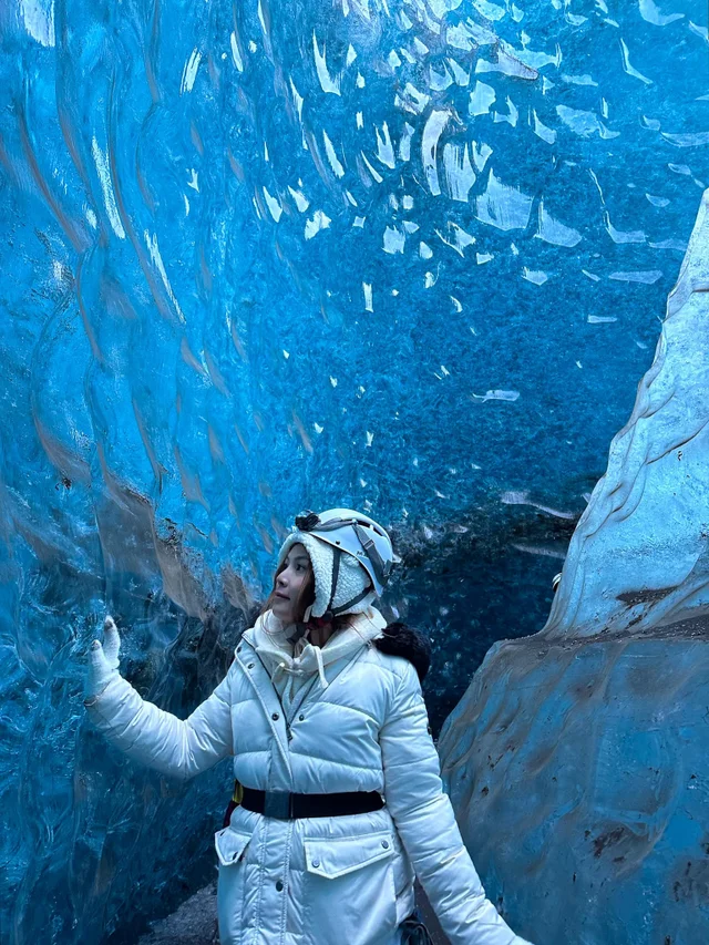 ICELAND 🇮🇸 
❄ Nếu bạn đi du lịch Iceland vào mùa đông thì hang động băng xanh là thứ bạn