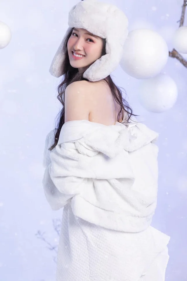 Á hậu Phương Nhi tựa công chúa tuyết trong bộ ảnh đón Giáng Sinh 😘 
----
Cre: kênh 14