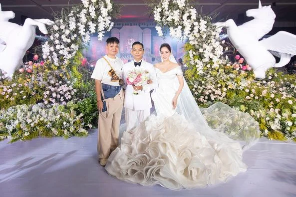 Sao Việt dự lễ cưới Khánh Thi - Phan Hiển
------------
Hóng Hớt Showbiz