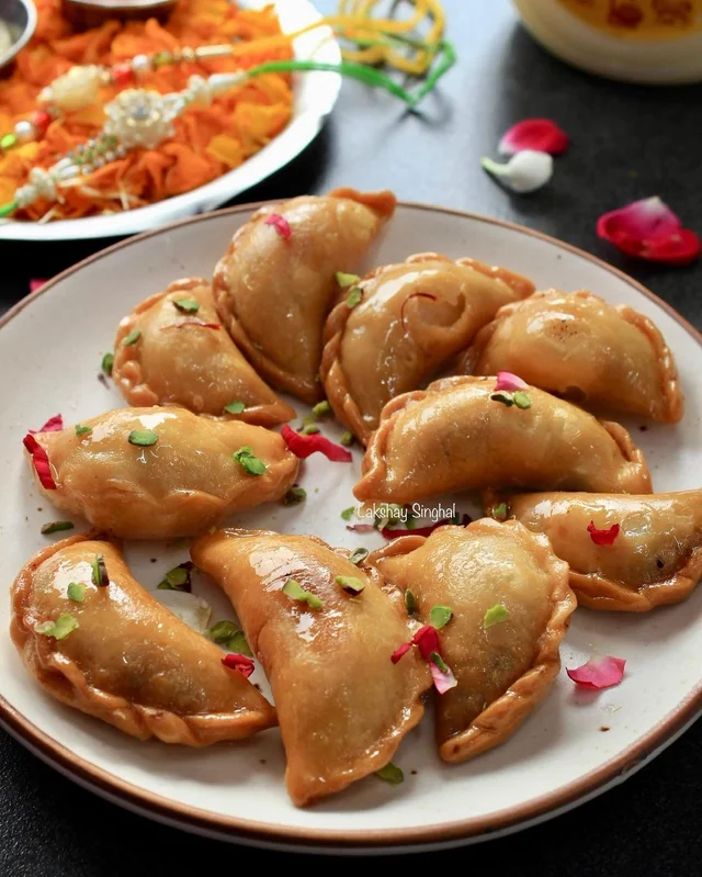 Gujiya is one of the best sweets ever 🌷
-------------
Gujiya is a traditional Indian frie