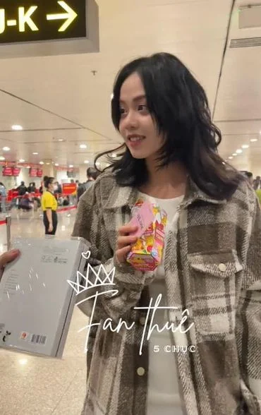 Nhan sắc của tân Hoa hậu Thu Thủy qua cam thường tại sân bay 😍
----
Cre: Chim Lợn Showbiz