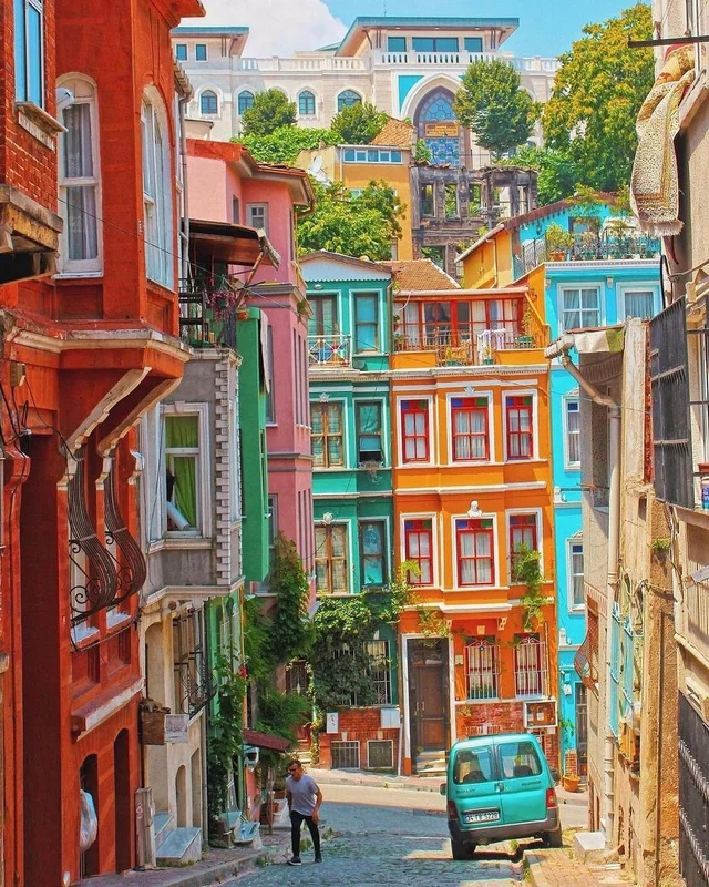 𝗪𝗛𝗔𝗧 𝗧𝗢 𝗞𝗡𝗢𝗪 𝗕𝗘𝗙𝗢𝗥𝗘 𝗬𝗢𝗨 𝗚𝗢 𝗧𝗢 𝗜𝗦𝗧𝗔𝗡𝗕𝗨𝗟
💟 Istanbul is moder