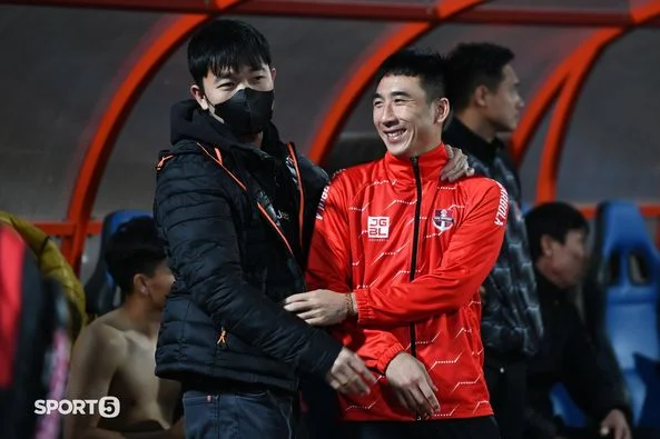 Cái ôm, bắt tay tình cảm của những đồng đội cũ/mới sau trận đấu Hà Nội FC vs Hải Phòng 💗
