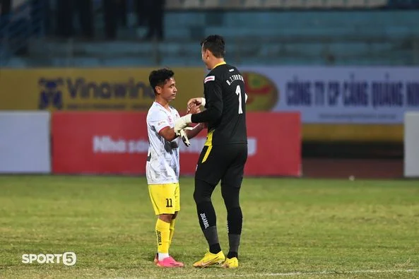 Cái ôm, bắt tay tình cảm của những đồng đội cũ/mới sau trận đấu Hà Nội FC vs Hải Phòng 💗
