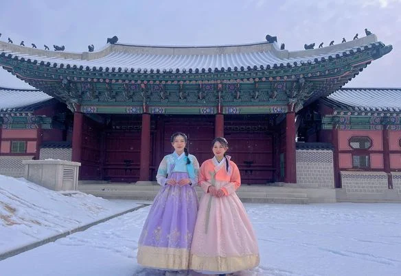 ✨Trải nghiệm mặc Hanbok giữa trời tuyết rơi trắng xoá 🥰
Mình và em gái may mắn đi đúng ng
