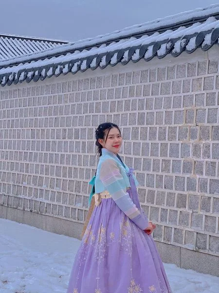 ✨Trải nghiệm mặc Hanbok giữa trời tuyết rơi trắng xoá 🥰
Mình và em gái may mắn đi đúng ng