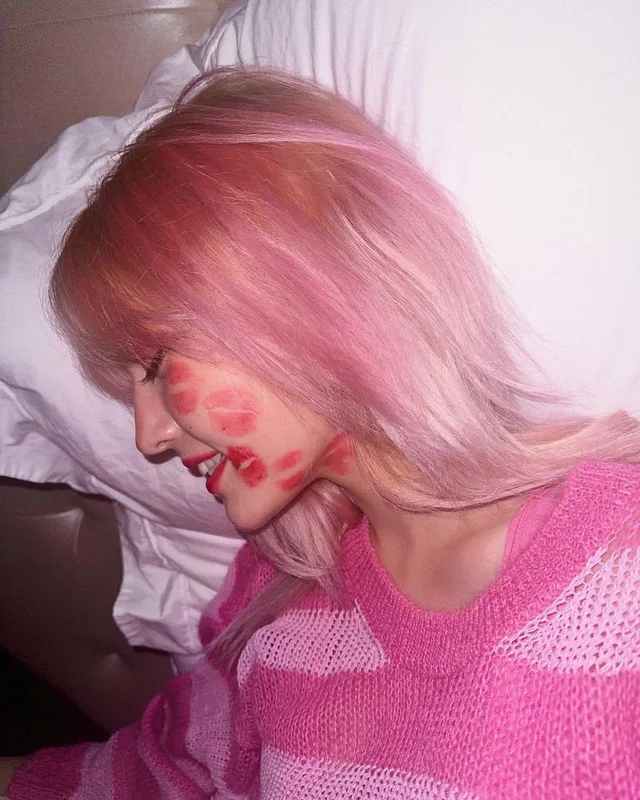 Somi update IG với những dấu hôn màu hồng trên má. Người hâm mộ phát hiện ra, thiết kế giư