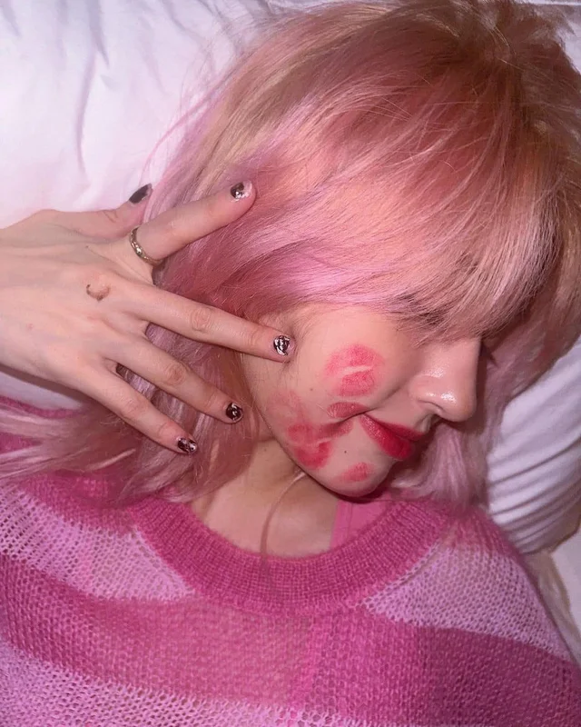 Somi update IG với những dấu hôn màu hồng trên má. Người hâm mộ phát hiện ra, thiết kế giư