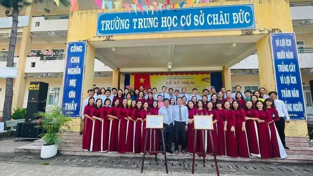 Cô giáo bị kiểm điểm vì cho 21 học sinh điểm 0
-
Ông Nguyễn Văn Trực, Phó Trưởng phòng GD-