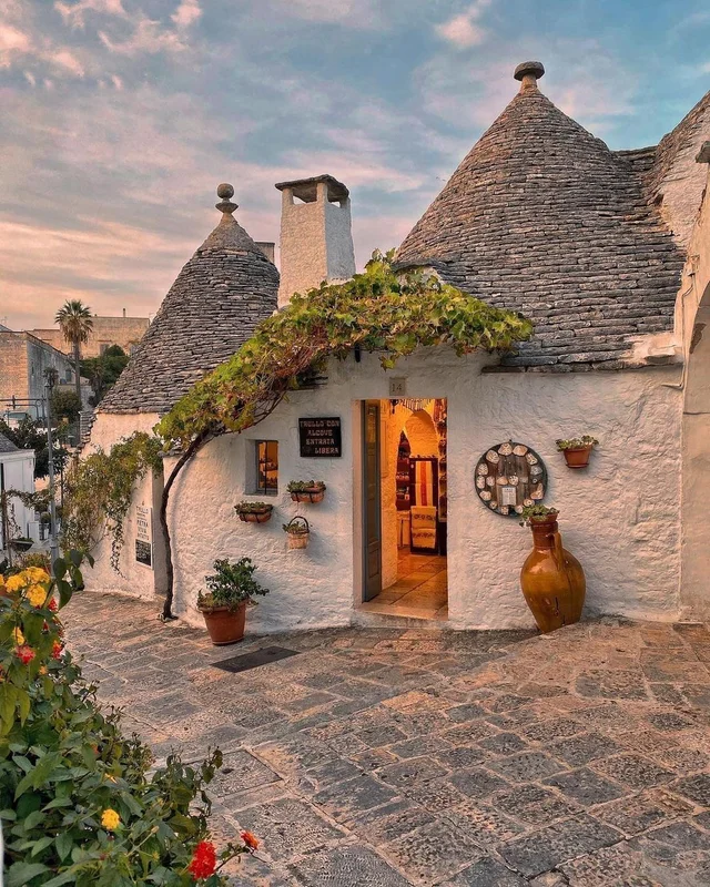 A fairytale town in Italy ❤️🇮🇹
📍Located in Italy’s Puglia region, the town of Alberobel